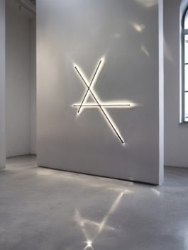Viktor Heit Galerie Berlin, CarlA LichtStruktur, brüniertes Metall und minimalistisches Design