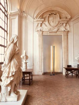 KL StehLeuchte von Viktor Heit, Leichtmetall und AcrylFront in minimalistischer Form.